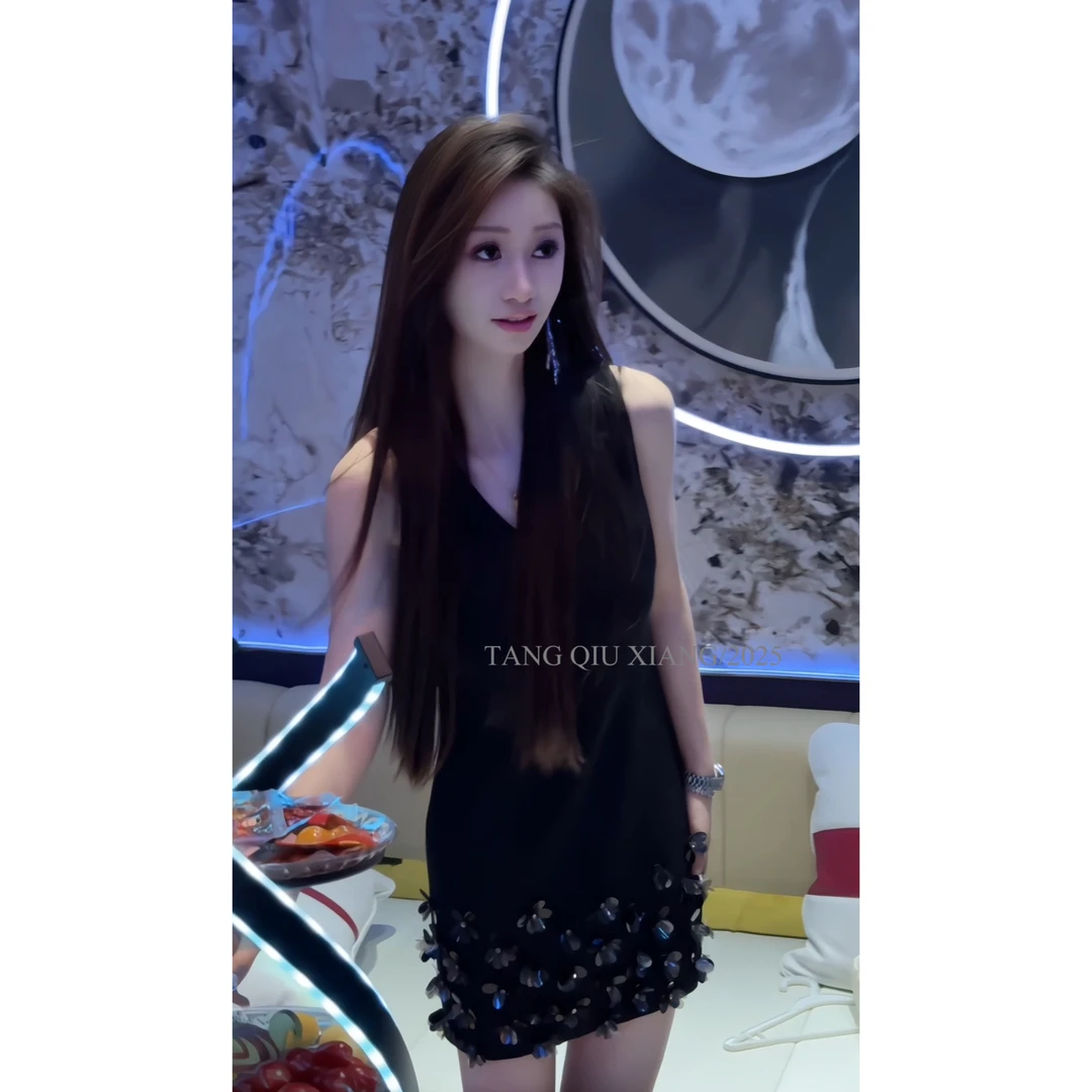 【闪耀千香】轻奢气质V领立体亮片设计显瘦无袖连衣裙