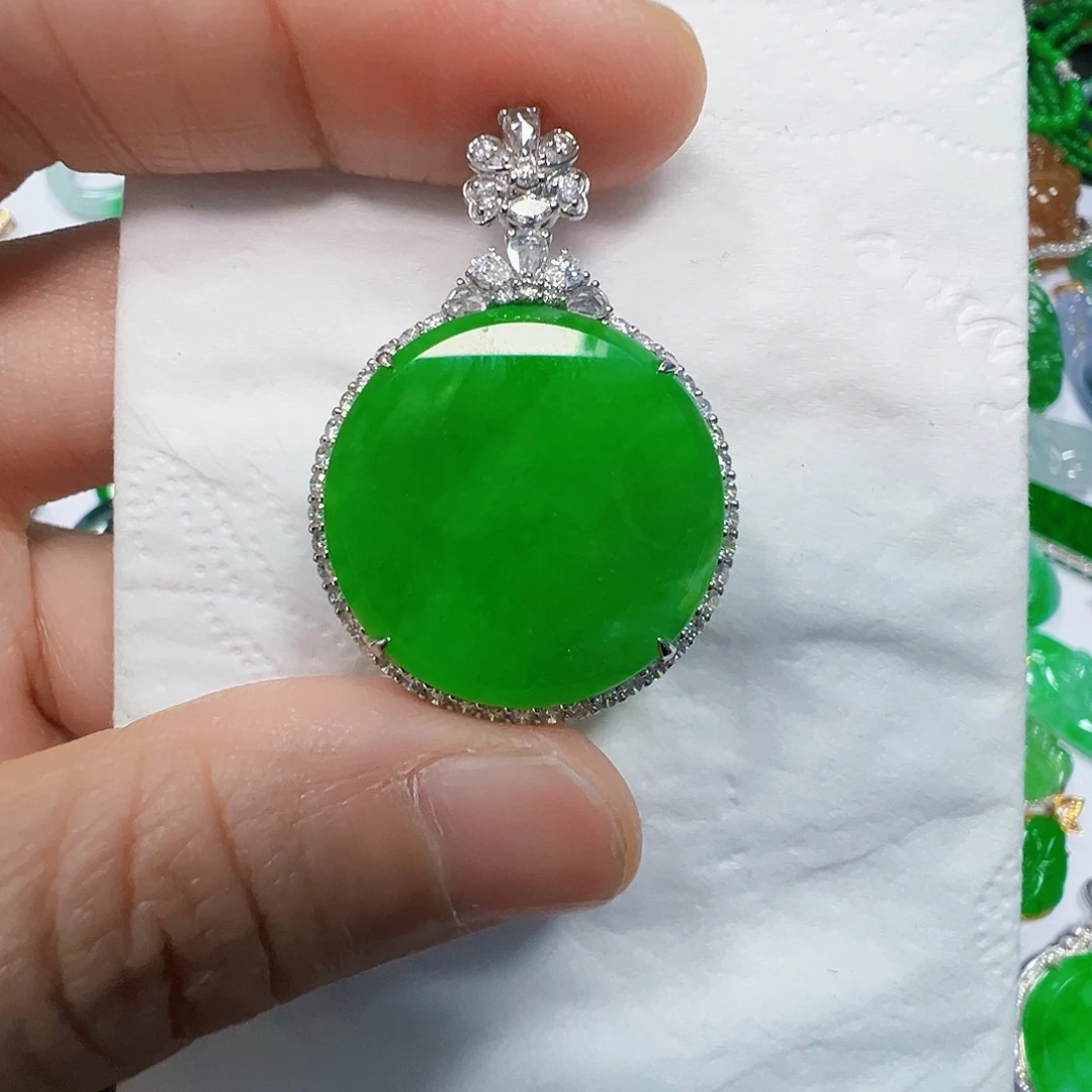 翡翠18K金镶嵌颈饰