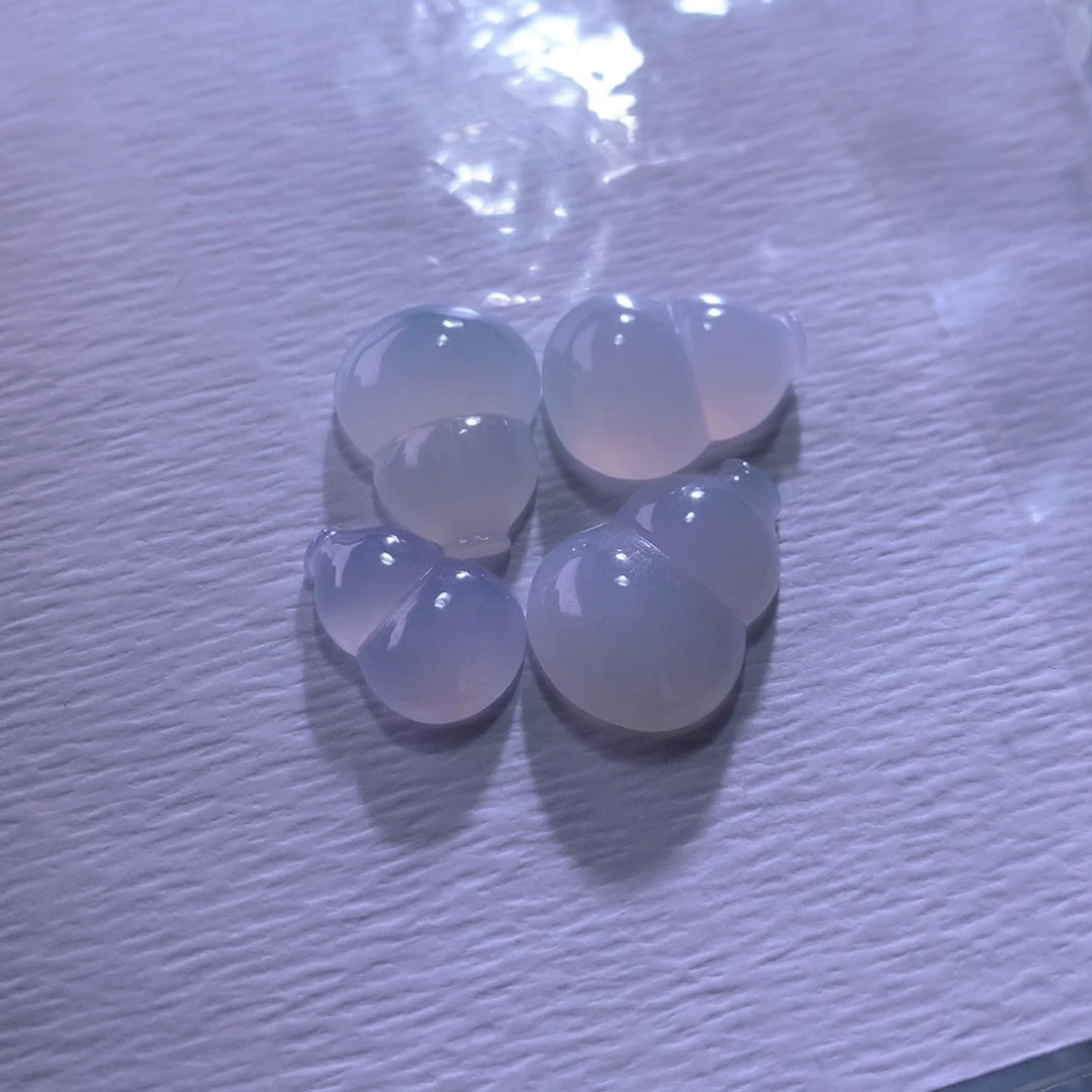 翡翠未镶嵌颈饰一手