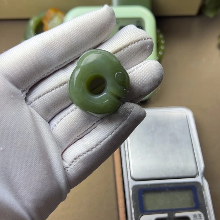 友***绣未镶嵌岫岩老玉（透闪石质玉）挂件