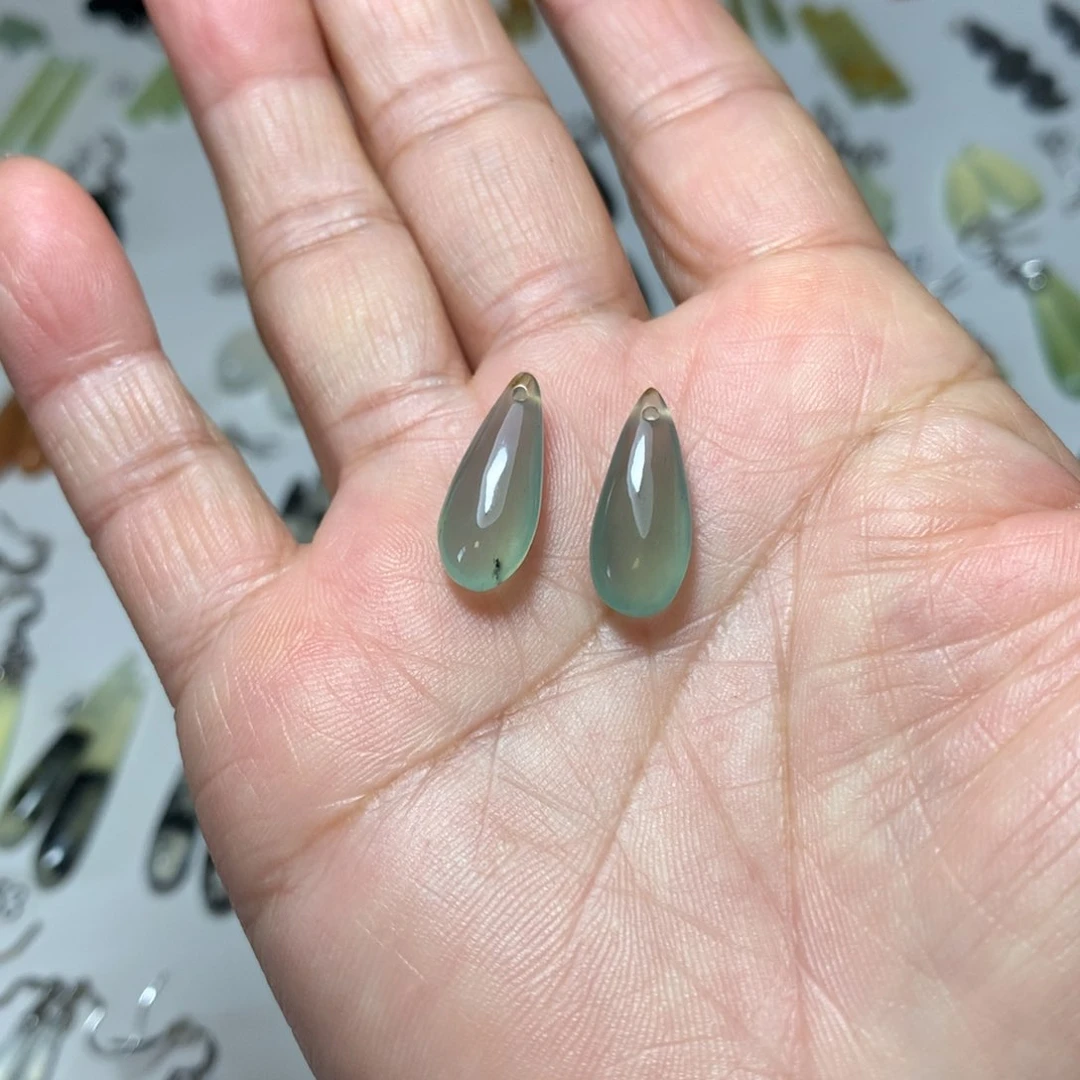 蛇纹石玉耳环未镶嵌财**丸