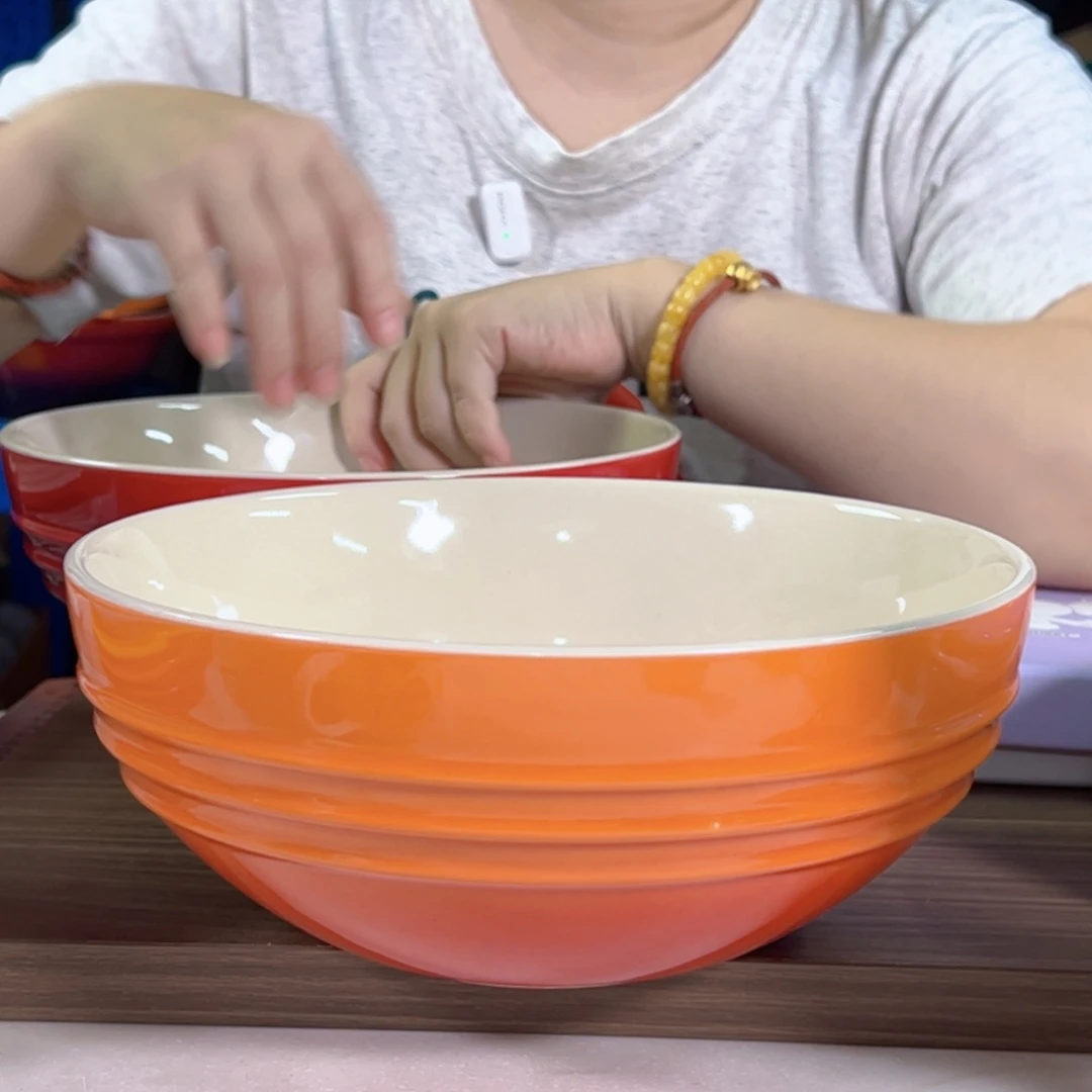 陶瓷橙色的大汤碗