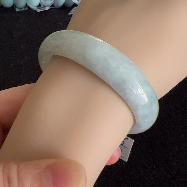 翡翠未镶嵌手镯编号49636圈口57.6