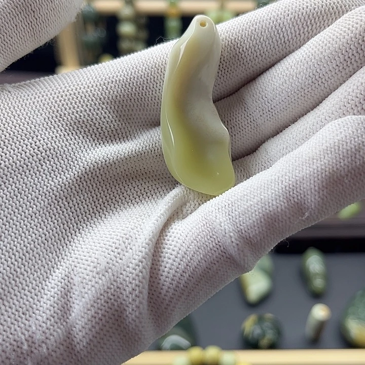 岫岩老玉（透闪石质玉）未镶嵌颈饰