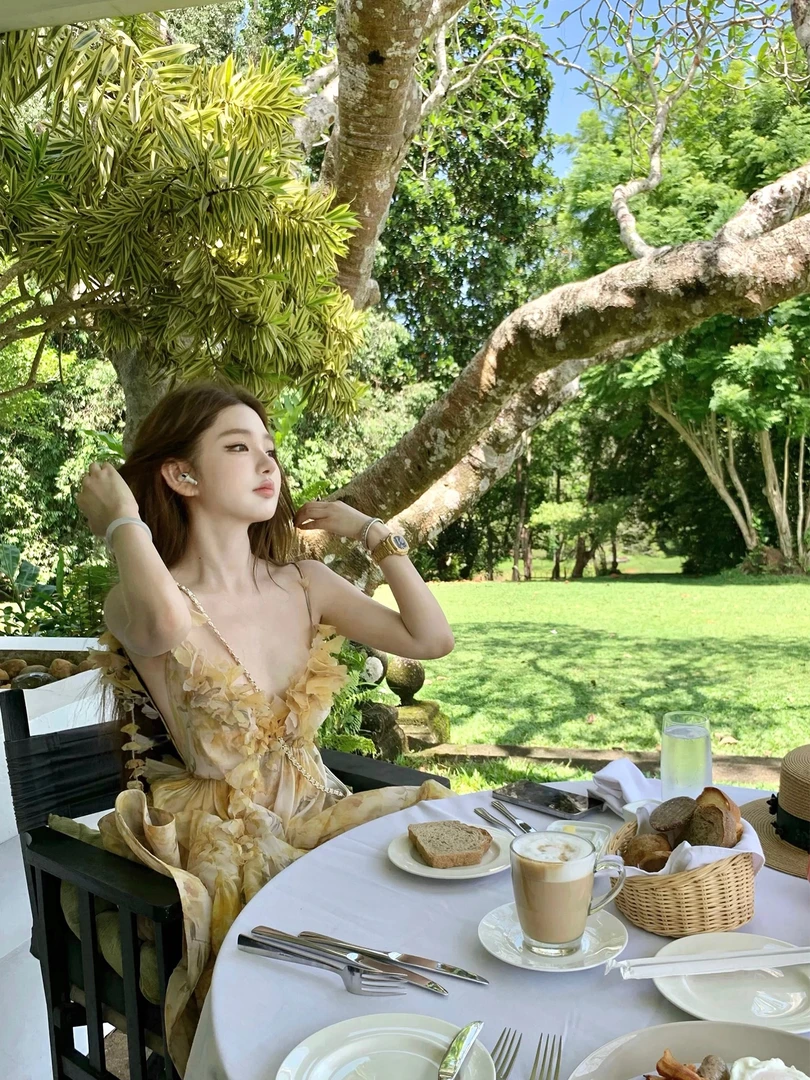 松柠盛夏/新款纯欲不对称花朵吊带上衣连衣裙