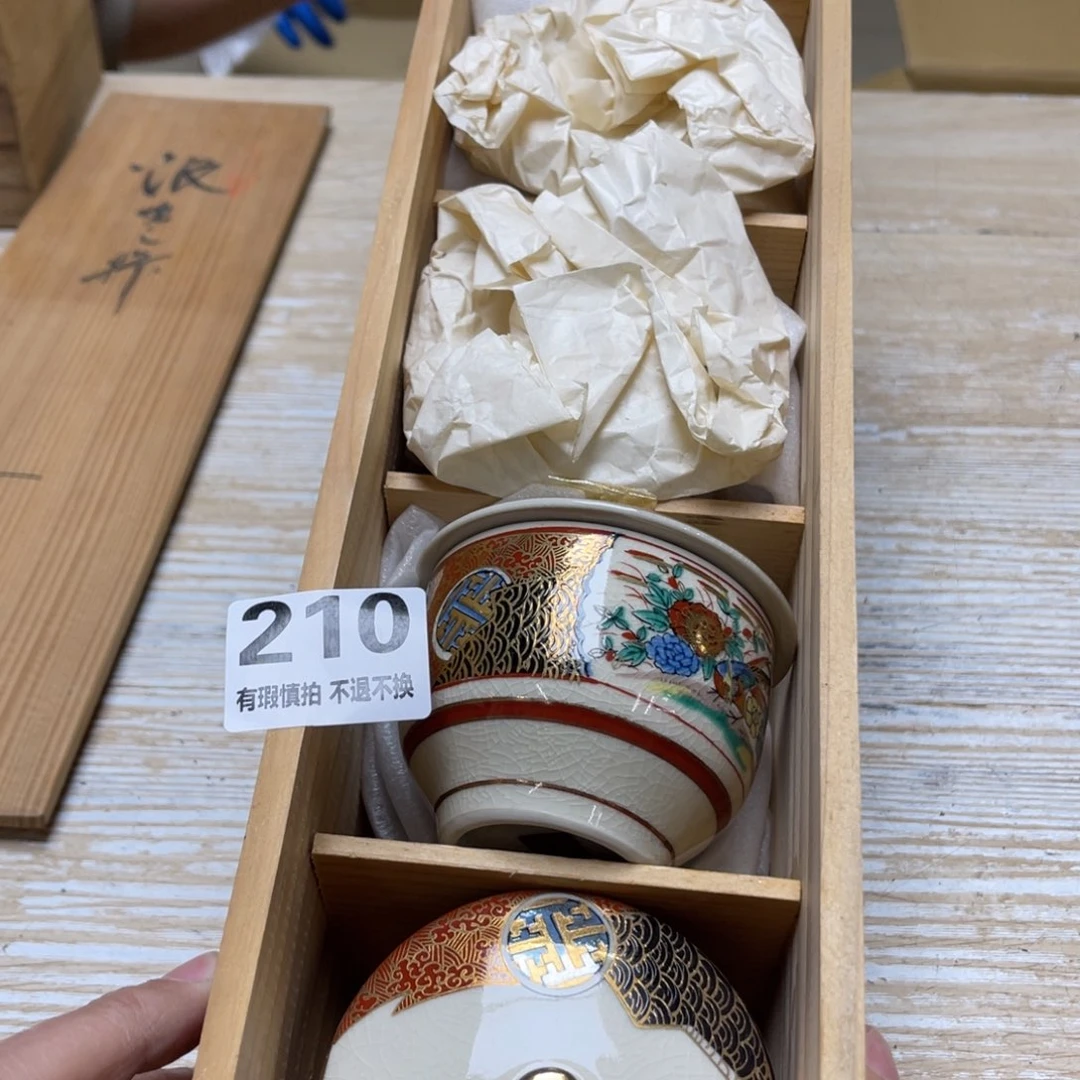 瓷片密密麻麻地排列着一个