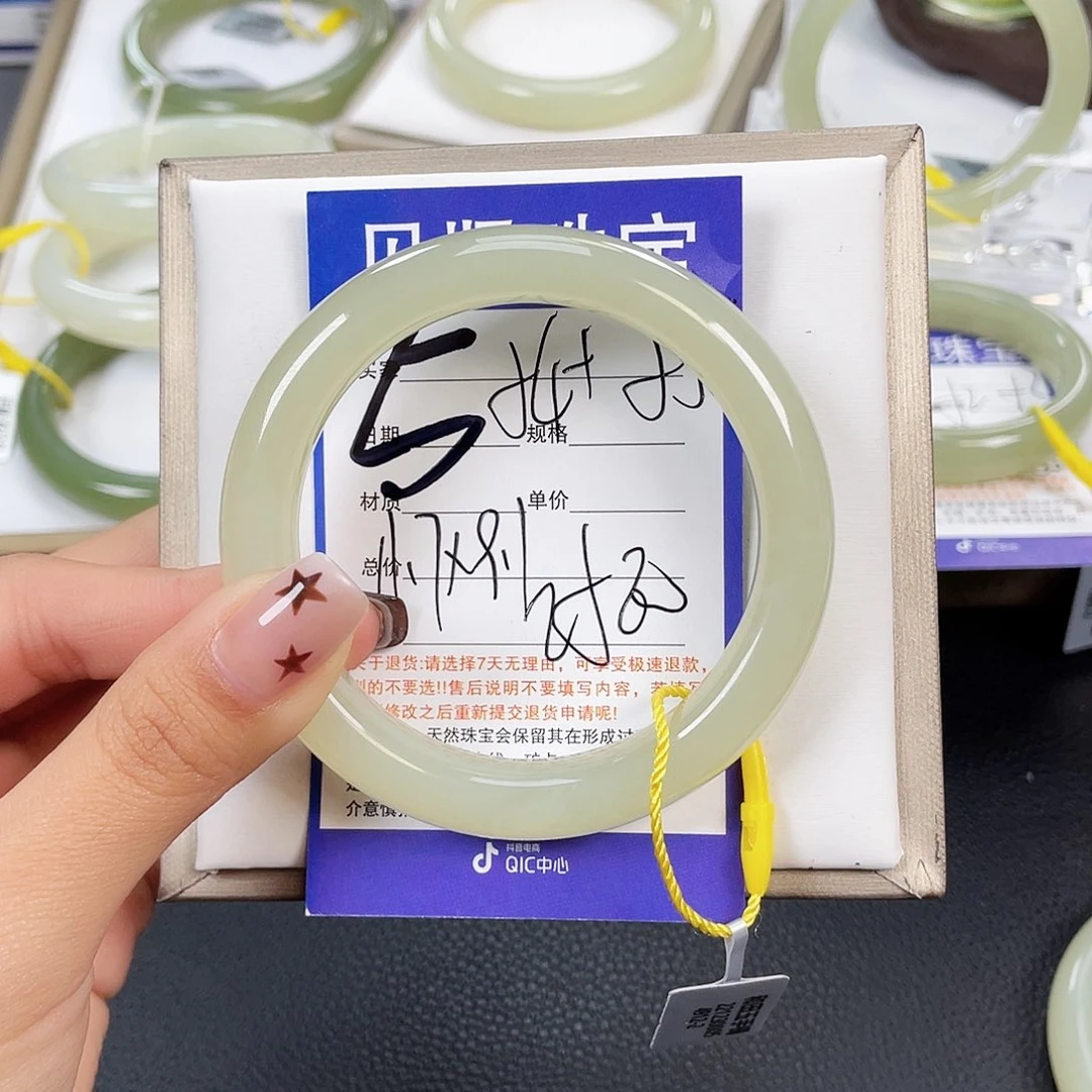 和田玉手镯未镶嵌若****制