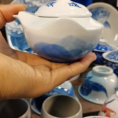 景德镇陶瓷青花泼墨山水手抓壶