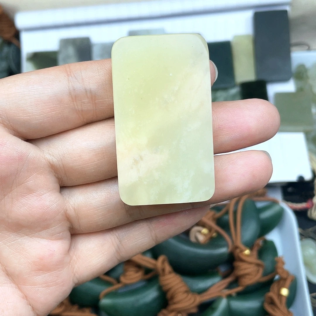 和田玉（糖玉）未镶嵌颈饰粉*晶