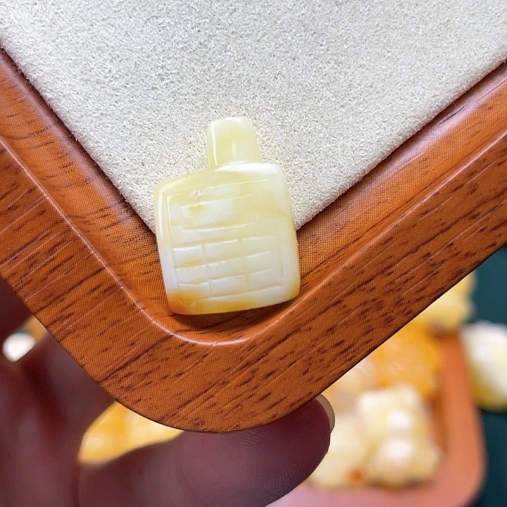 琥珀裸石未镶嵌蜜蜡