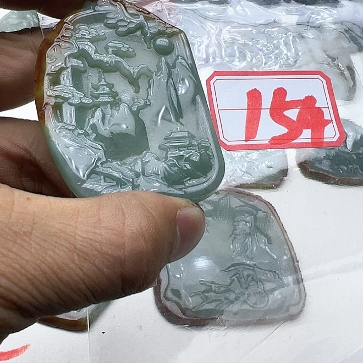 翡翠颈饰未镶嵌守***爱