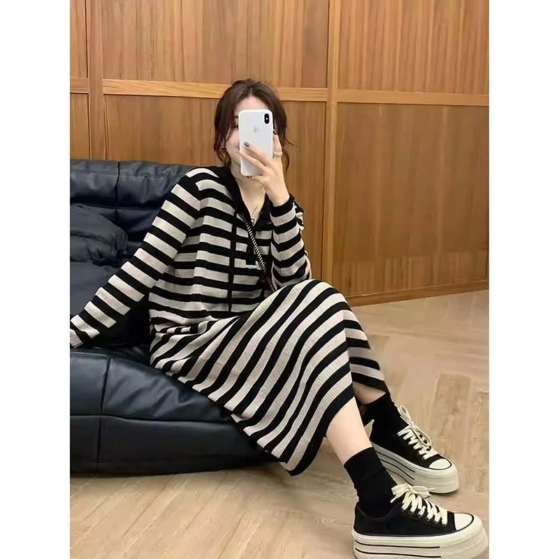 法式慵懒风复古连帽针织连衣裙女秋冬时尚宽松气质休闲条纹毛衣裙