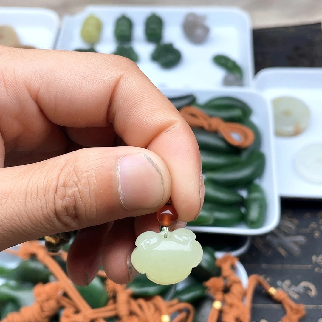 颈饰未镶嵌和田玉（糖玉）