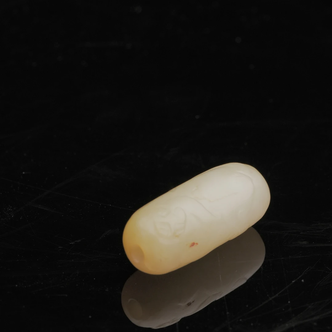 Lot 2074 明代和田黄玉螭龙纹玉勒子