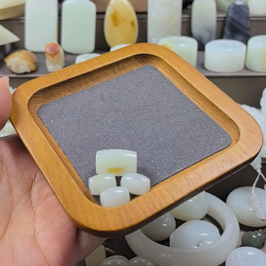 南***菲和田玉未镶嵌颈饰