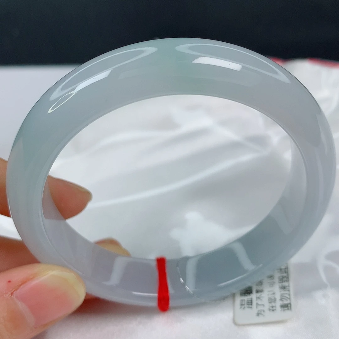 未镶嵌手镯翡翠56.8正圈，糯冰起胶，淡底蕴美，完整，023