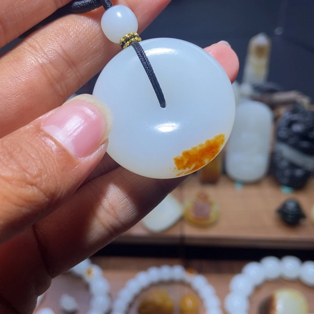 芒***果颈饰未镶嵌和田玉