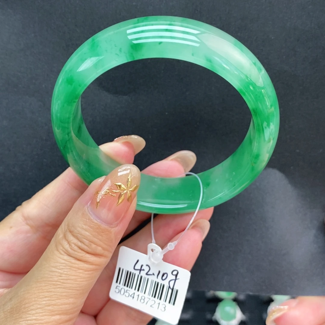 吃****石英质玉未镶嵌手镯