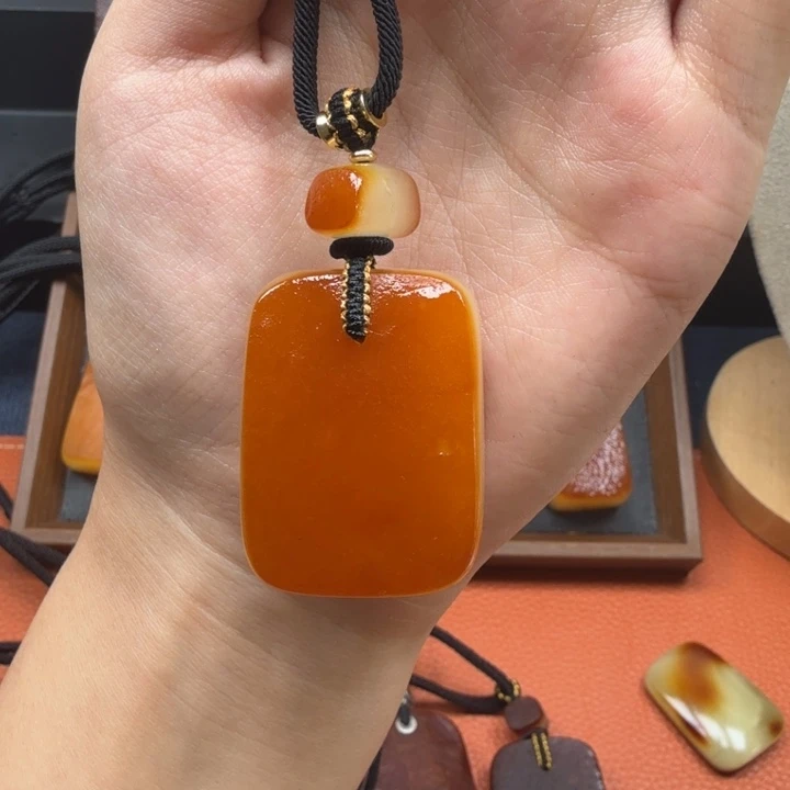 蜜蜡未镶嵌吊坠(赠链)