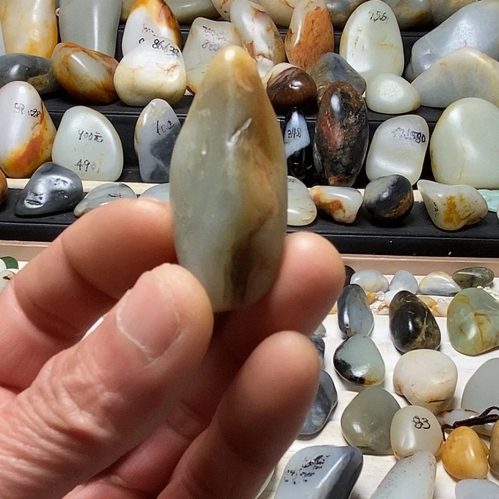 和田玉未镶嵌颈饰吊坠