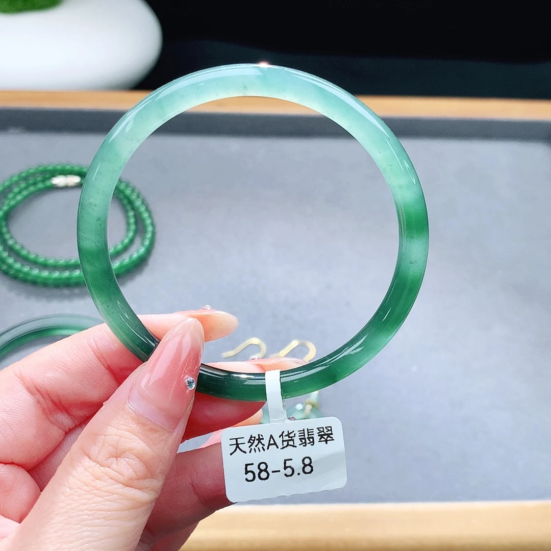 未镶嵌手镯（圆镯）翡翠