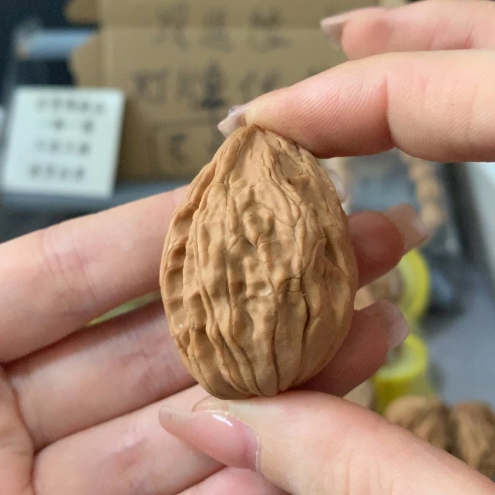 鸿***吊坠文玩核桃异形单只，有瑕疵