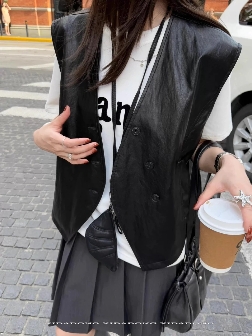 高级感独特V领巨好看的pu皮马甲女秋季背心外套时髦洋气无袖坎肩