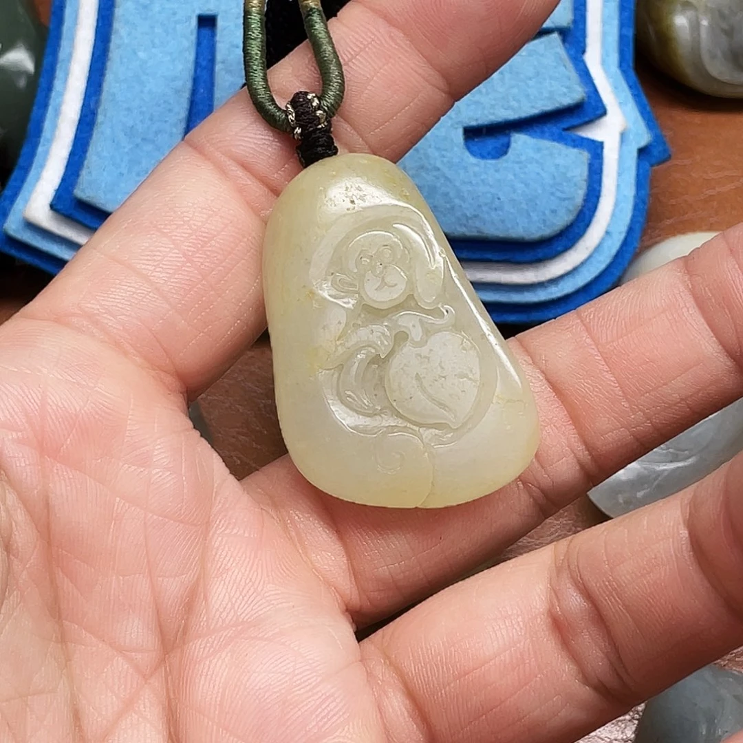 哈***地和田玉未镶嵌颈饰