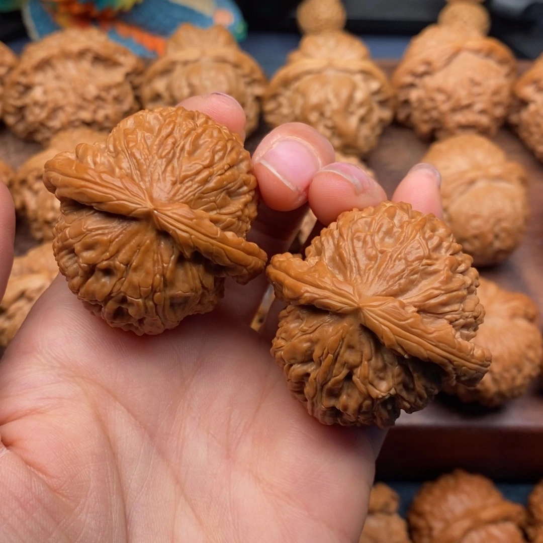 文玩核桃吊坠42原桩球白，老树红皮