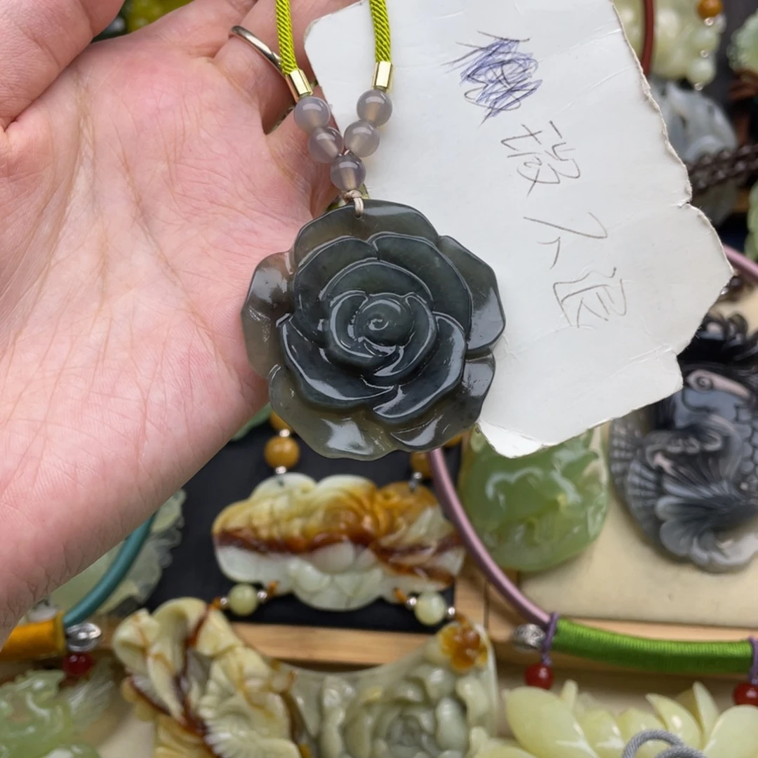 蛇纹石玉颈饰未镶嵌