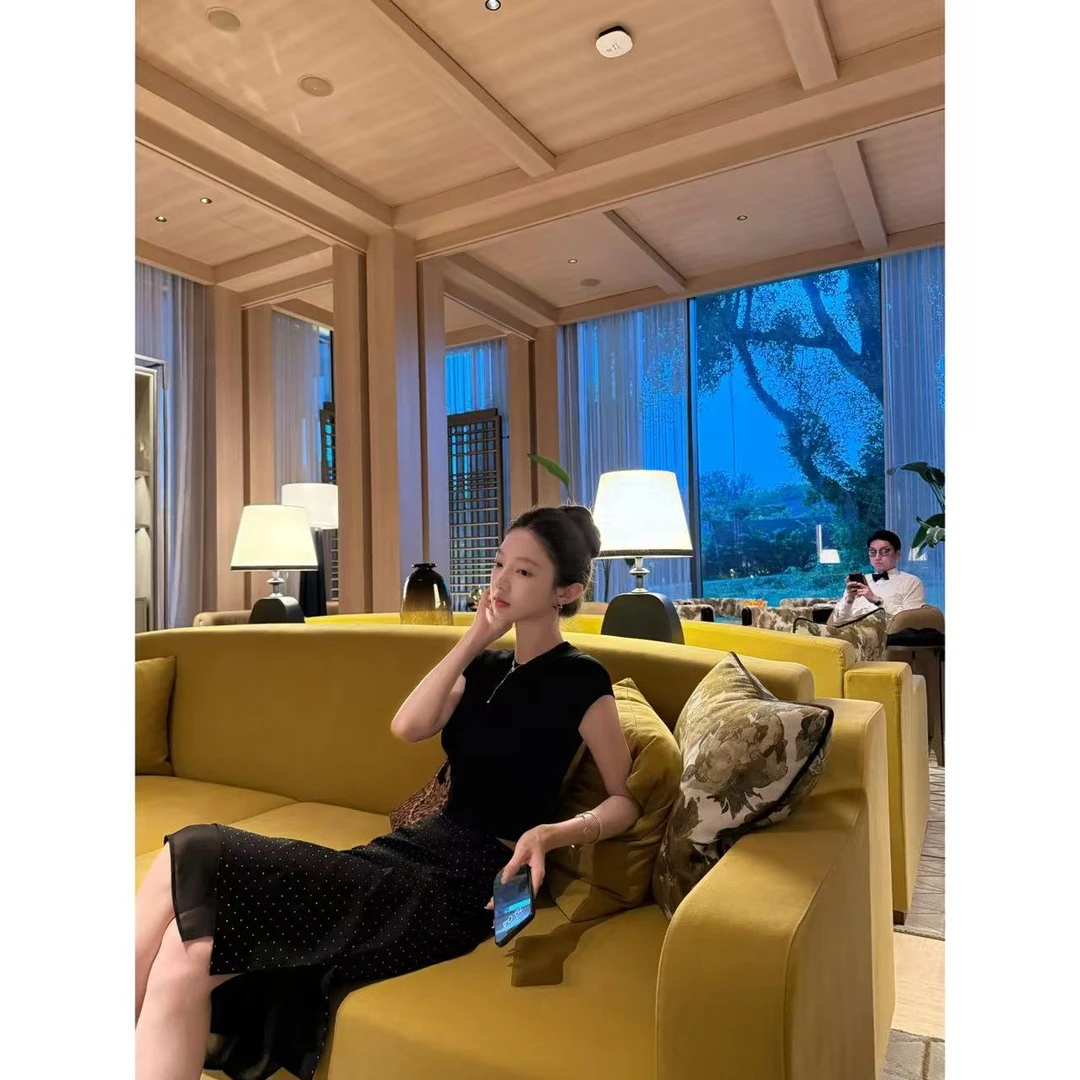 【盒子专享】 月夜浮星  薄纱烫钻双开叉波点半身裙