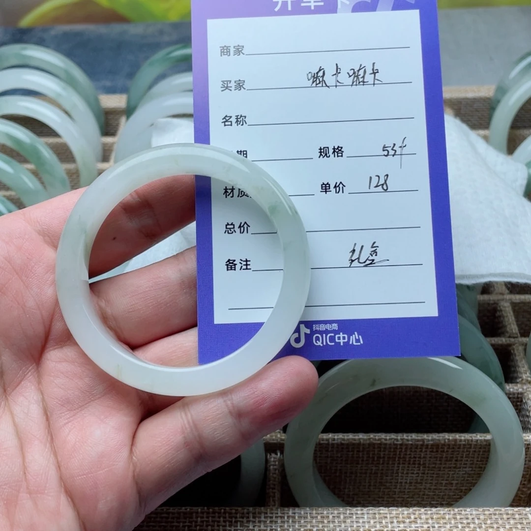 石英质玉手镯未镶嵌嘛**卡