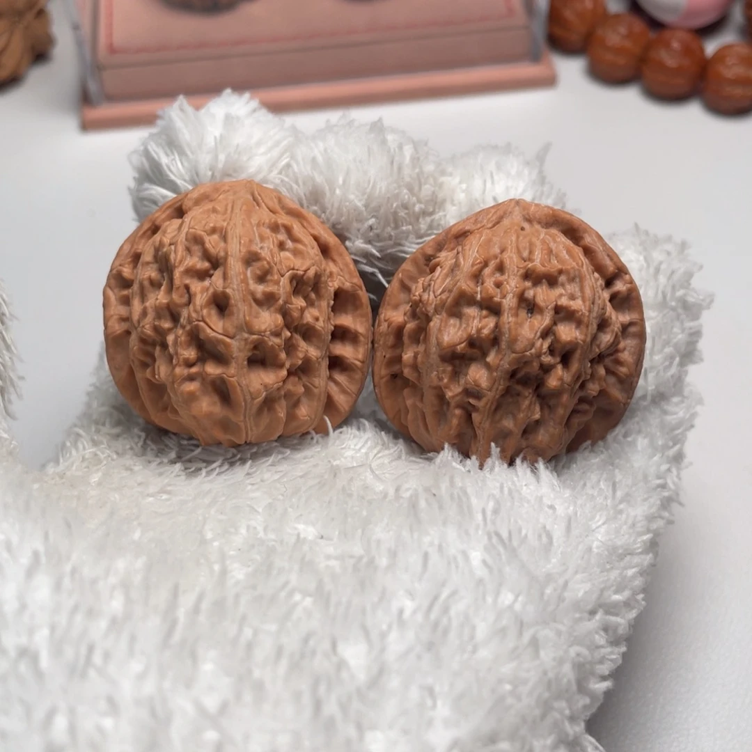 文玩核桃吊坠白狮子39