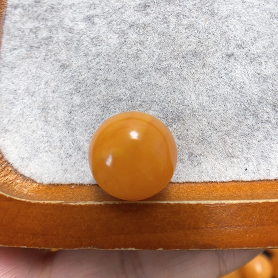 蜜蜡裸石未镶嵌是****光配饰