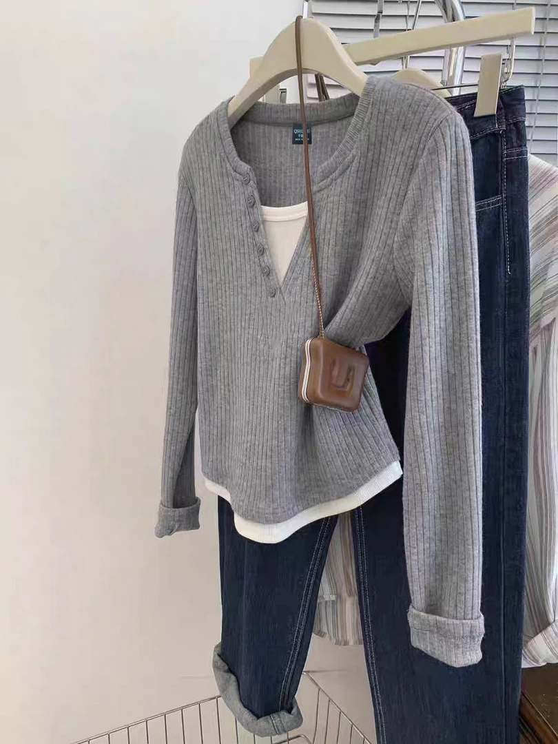 9223#灰色假两件v领女秋冬季正肩内搭打底衫2025新款排扣修身上衣