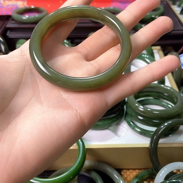 秀***型未镶嵌手镯和田玉