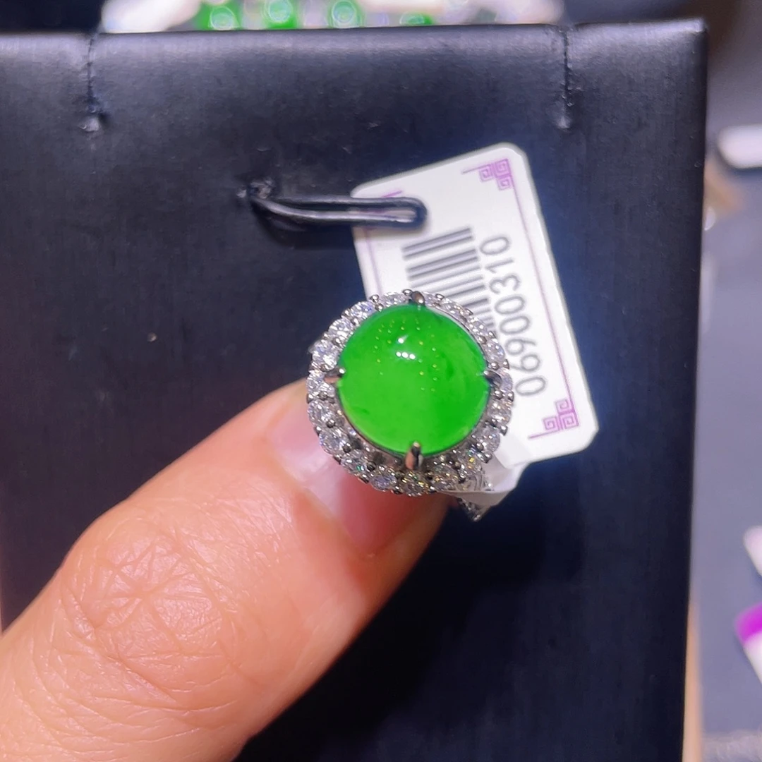 翡翠未镶嵌颈饰戒指