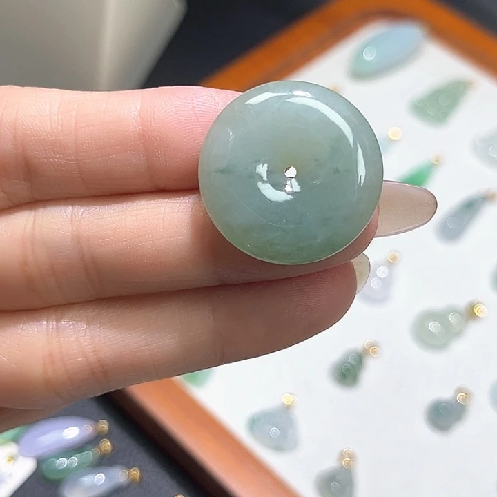 翡翠未镶嵌颈饰平安扣