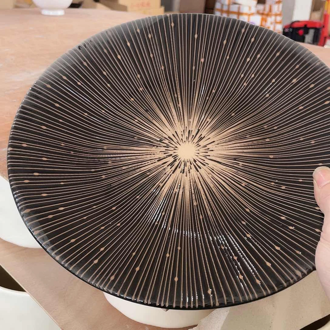 美浓烧28厘米黑色盘子一个装