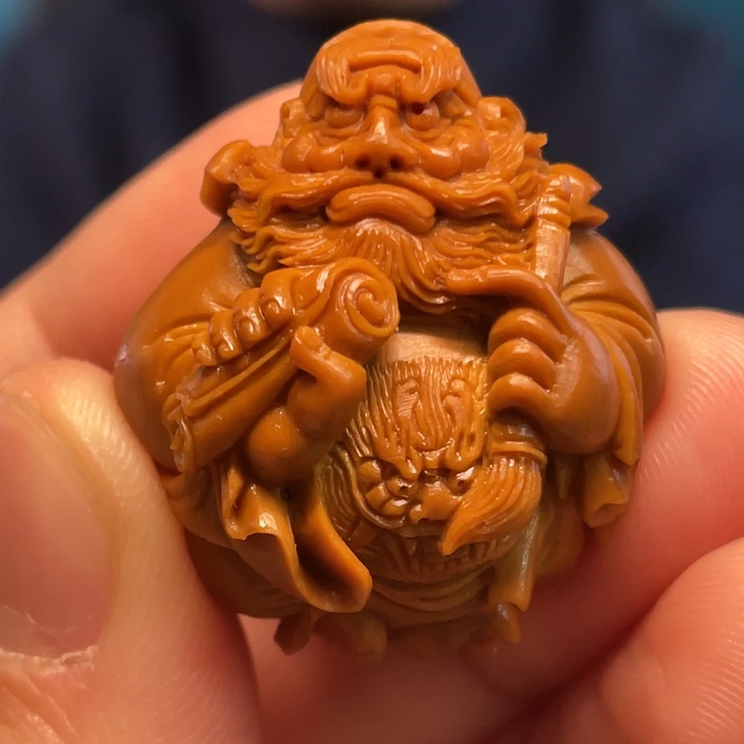 橄榄核动态钟馗核雕作品
