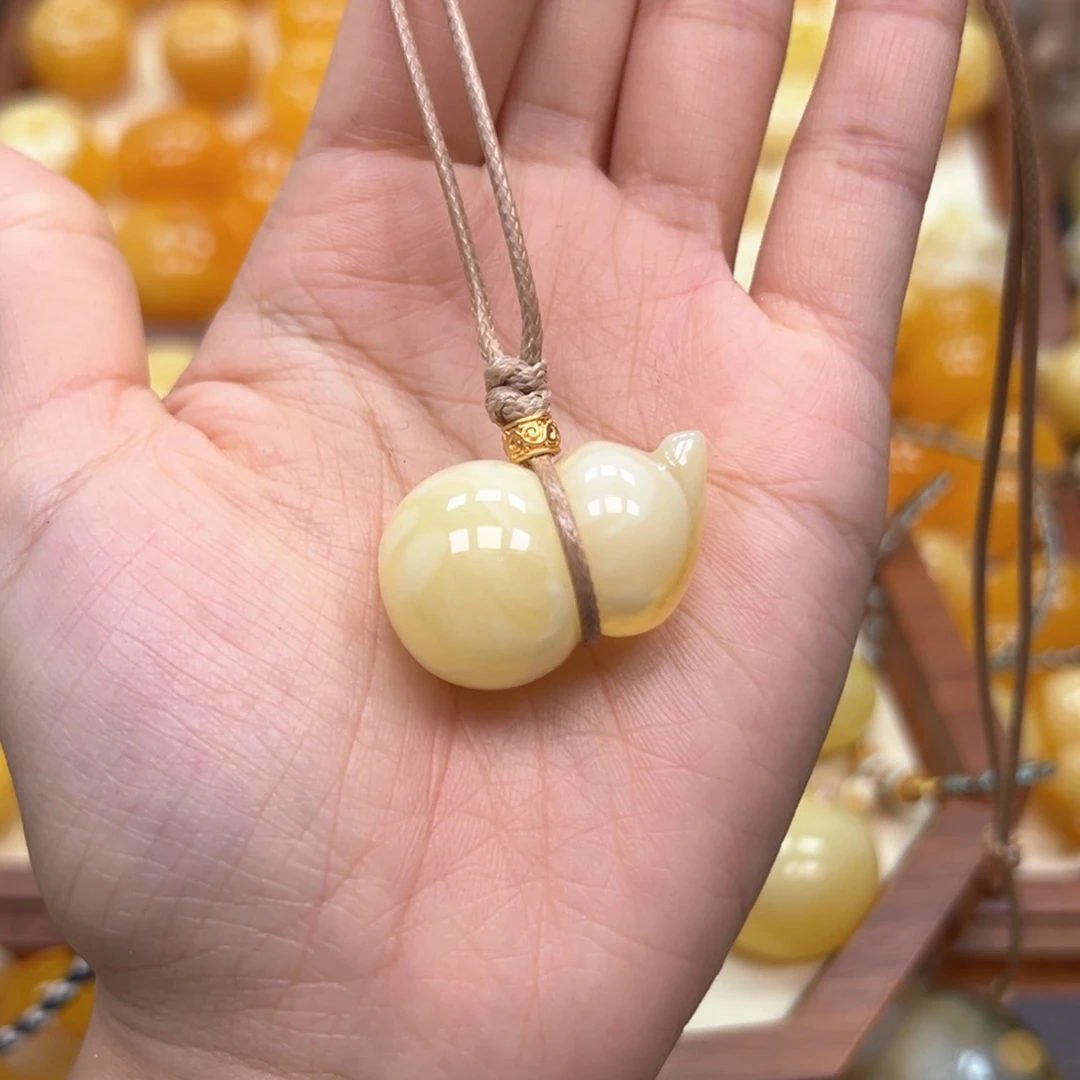 琥珀未镶嵌颈饰蜜蜡