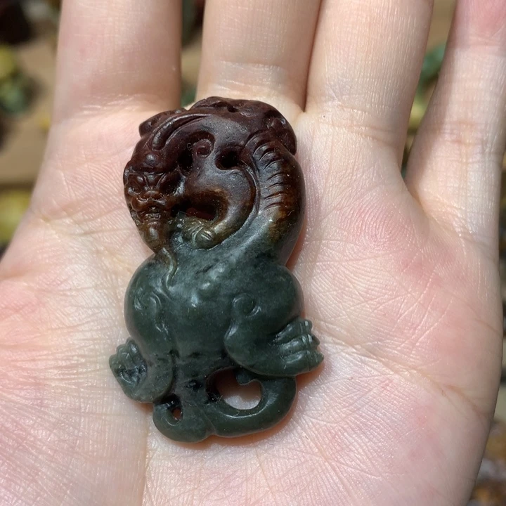 未镶嵌岫岩河磨玉（透闪石质玉）挂件