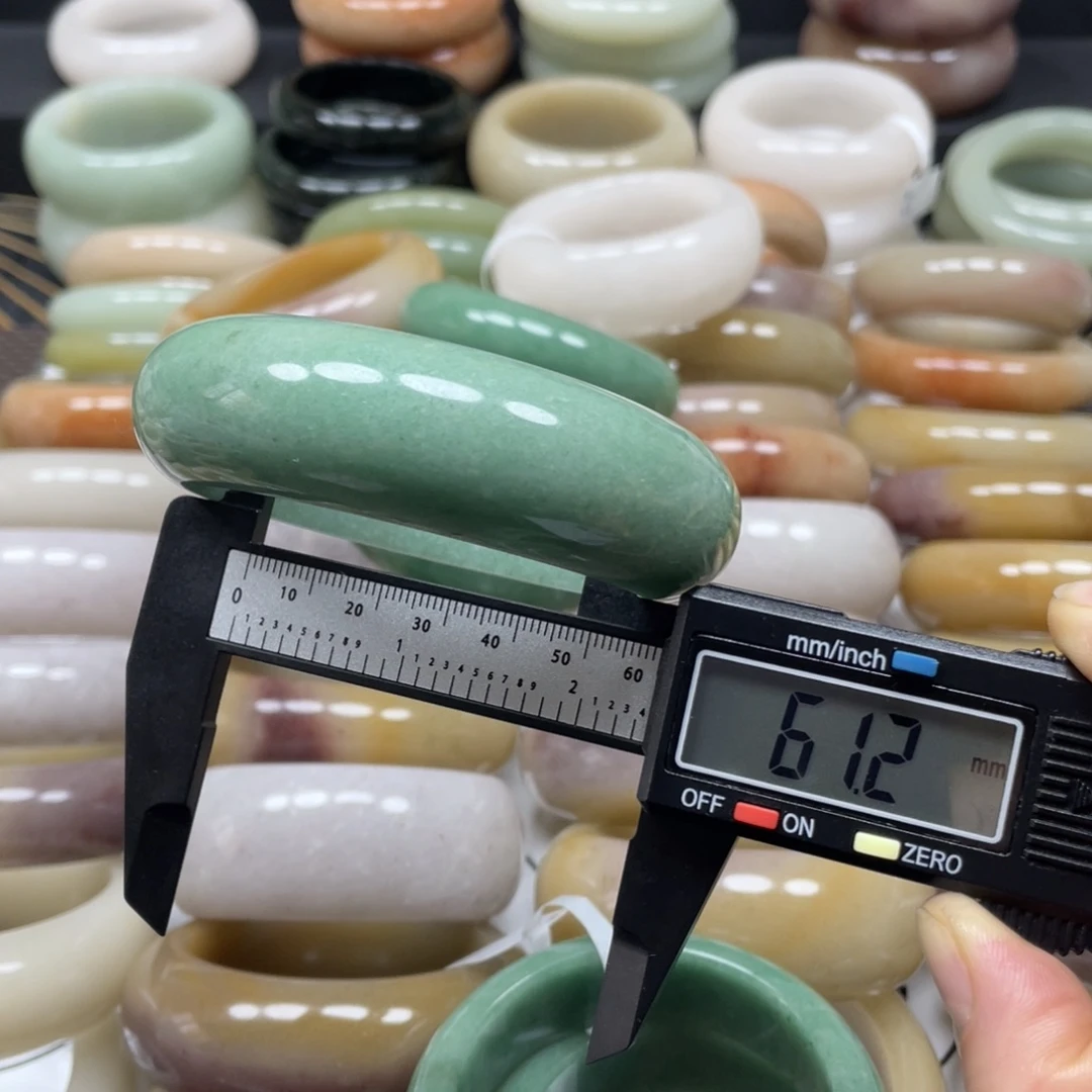 J***I石英质玉未镶嵌手镯