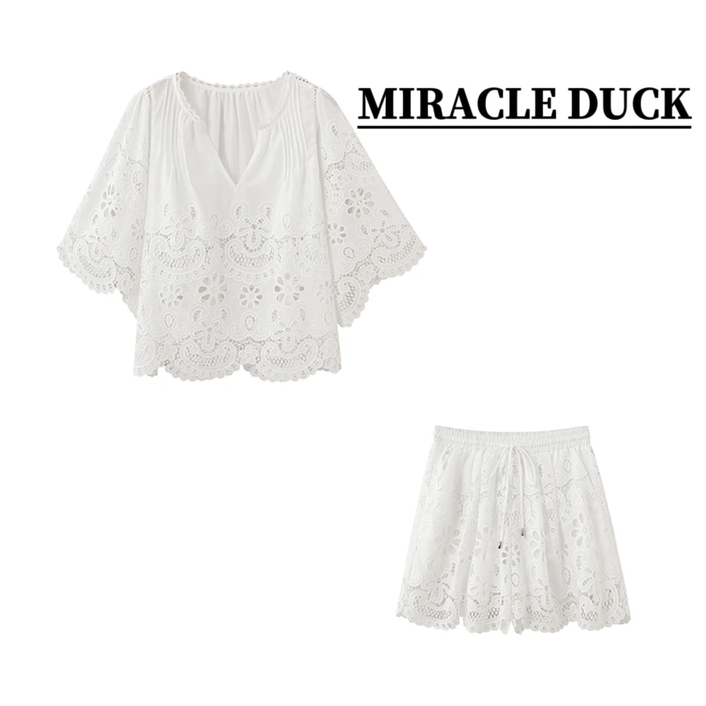 【白云悠悠】夏季喇叭袖镂空蕾丝衫显瘦拼接重工休闲短裤套装C1647