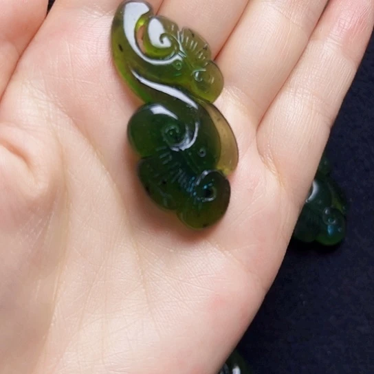 九***红蛇纹石玉未镶嵌颈饰