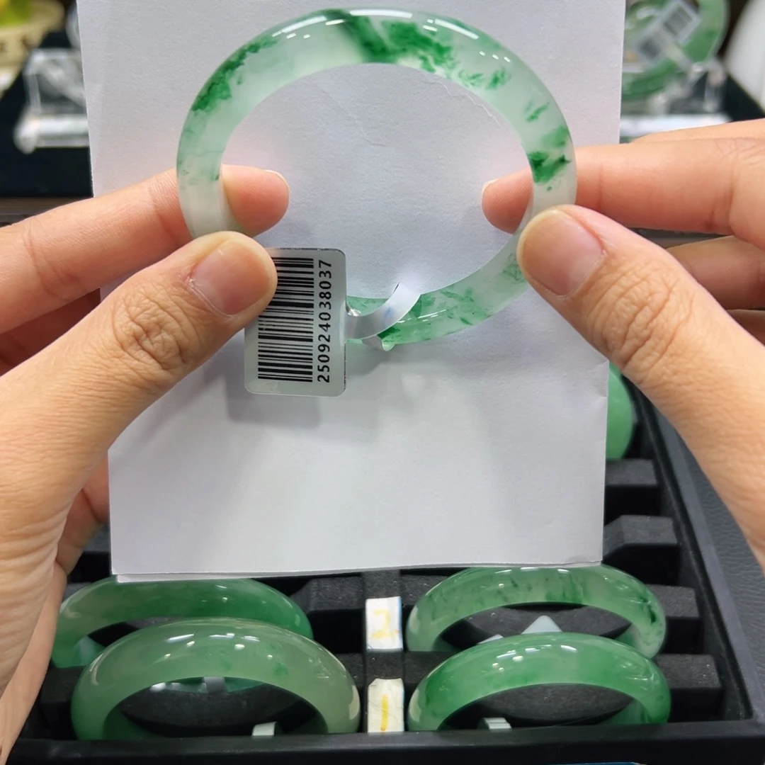 雪***球石英质玉未镶嵌手镯