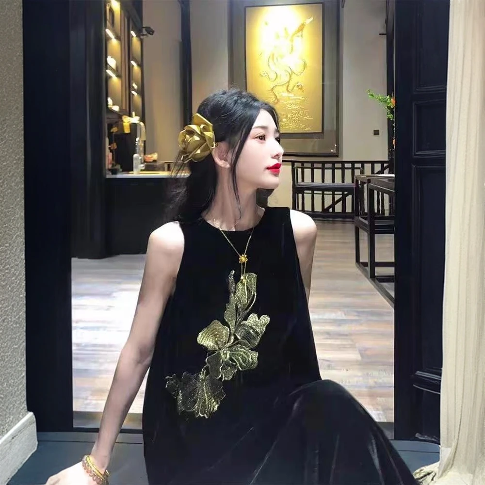 新中式国风连衣裙轻奢高级感初秋金线刺绣丝绒直筒绝美海边沙滩裙