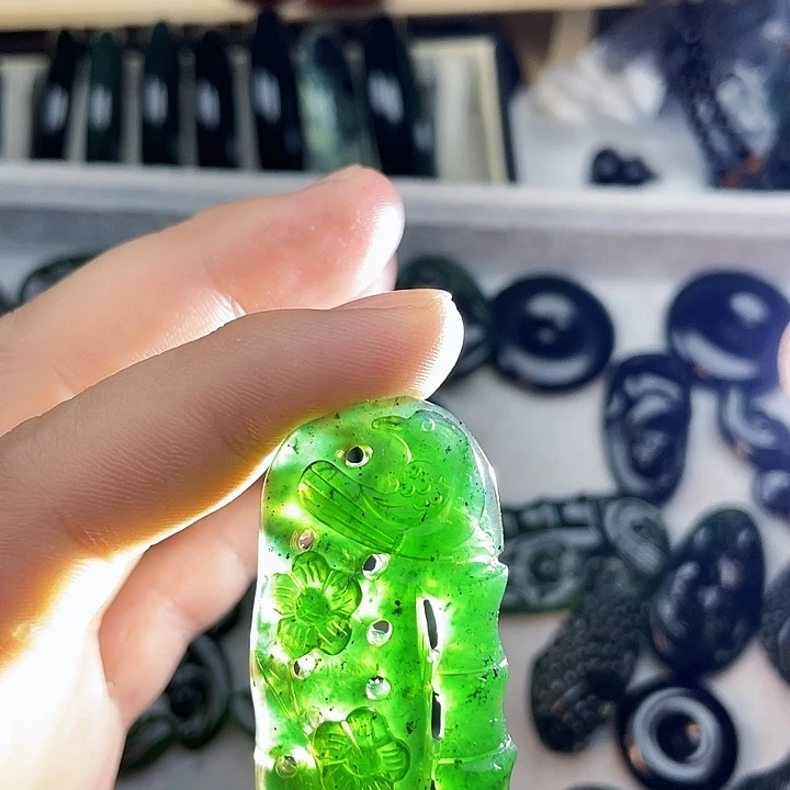 蛇纹石玉未镶嵌挂件