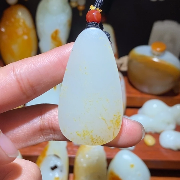 陈***生和田玉未镶嵌颈饰