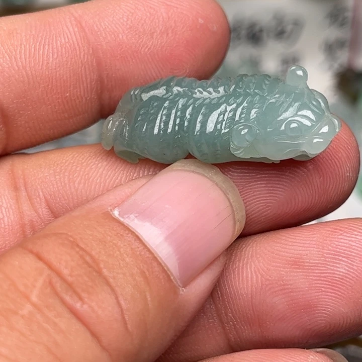 翡翠未镶嵌颈饰老虎